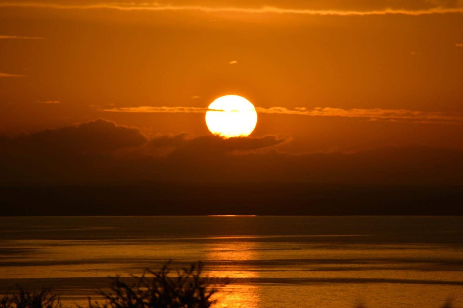 Breathtaking sunset ocean sun setting behind